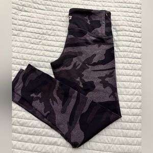 Black and gray camo cropped leggings S